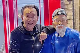 相声大师侯耀华与爱徒何云伟聚餐，心情舒畅开心合照，回应被调侃图片