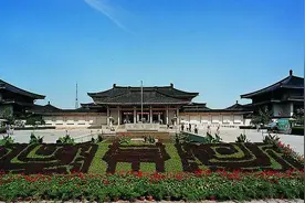 陕西博物馆内，10个美女导游抢着给我解说又不收钱，到底图我啥？图片