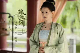 张天爱真好看，黑色卫衣搭长T恤配牛仔裤很清爽，美中不足显腿短图片
