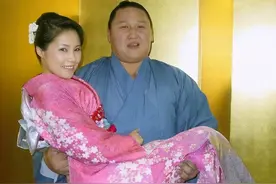 伟大的“相扑之王”，体重超过800斤，娶了90斤的美女模特图片