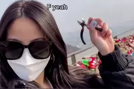分手太气，美国女子飞9580公里到韩国，只为剪断和前男友的爱情锁图片