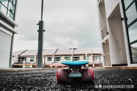 我喜欢我望向别处时他落在我身上的目光图片