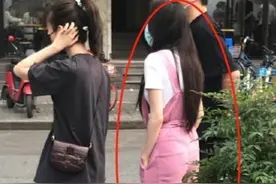 网友偶遇欧阳娜娜逛街，路人镜头的她暴露真实身材，惨被闺蜜艳压图片