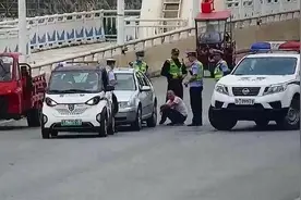 男子开报废车逃跑和交警飙车 被查后罚款并吊销驾驶证图片