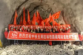 穿越千米冰碛层 | 中铁五局川藏铁路拉林段藏噶隧道胜利贯通图片