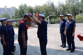 从小一心想当消防员 曾遭父母多次“劝退”图片