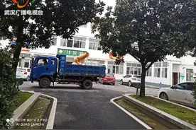 自发研制“高炮”消毒雾化车辆 助力防疫攻坚阻击战图片