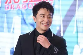 黄轩演绎黑西服搭配黑衬衣与白衬衣的不同效果，你更喜欢哪一个？图片