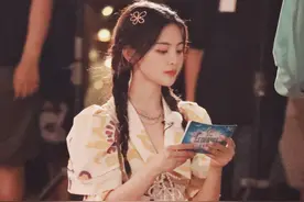 不愧是靠颜值出圈的，杨超越穿泡泡袖印花裙配麻花辫，甜美动人图片