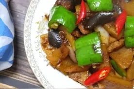 茄子炖土豆，肉片辣椒来助阵，简单一锅炖，好吃到没朋友图片