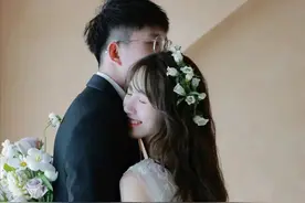 曝网红一栗莎子已结婚！婚纱照性感唯美，被男方拥在怀中一脸幸福图片