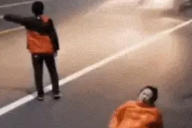 孕妇深夜路边分娩，男孩下跪看哭众人，网友：孩子的爱你想象不到图片