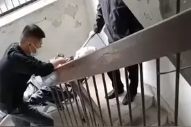 浙江一女子剖腹产出院，家人担心她伤口疼，老公和公公抬她上五楼图片