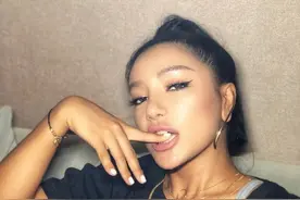 四川妹子江映蓉的惹火身材，一个小背心就敢出门？网友直呼疯了吧图片