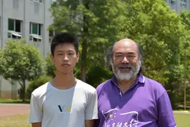 湖南男孩罗湘毅，611分报考军校被录取，喜报传来，父母笑容灿烂图片