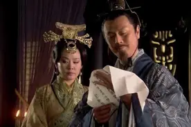 为了保护皇帝，柔弱妃子只身挡熊，却因此被逼服毒自尽图片