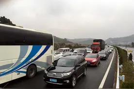 为什么开车从广东一进湖南就堵车？节假日高速公路怎样绕行？图片