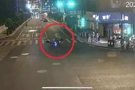 杭州街头13岁男孩与外卖小哥相撞！交警：都有责！图片
