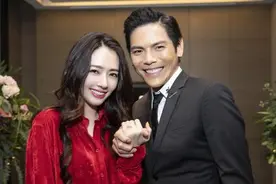 郭碧婷被传怀孕后首晒自拍！新发型美回18岁，衣着宽松吃路边摊图片