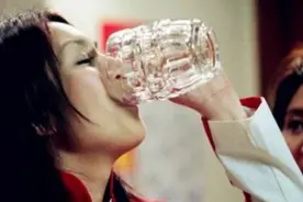 千杯不醉！柔弱女子一口气喝了五瓶52度白酒一瓶红酒，面不改色图片