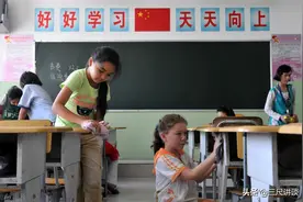 为什么农村小学教师人员紧张，老师每天五六节课，而校长不教课？图片
