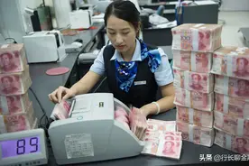 在银行上班，“月入过万”真的很难吗？员工曝出真实工资…图片