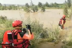 陕西：牧羊人被困河道 河水湍急消防横渡救人图片