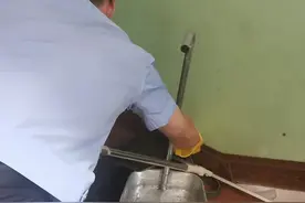 余庆一居民家中来了一条蛇……图片