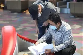 文章在机场签署文件，淡出娱乐圈转战商界？图片