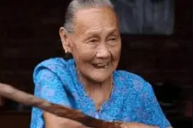 河南老太去医院看病，无意间露出胳膊，却惊动了当地警方图片
