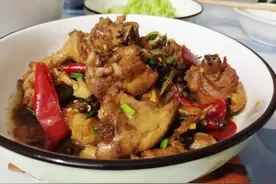 夏天最适合吃鸭肉，这个烧鸭腿特别香，没加一滴水图片