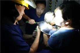 好笑又好气！萌娃被锅盖卡住头 妈妈母亲节收到“小惊吓”图片