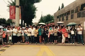 考场外手捧满天星的女孩火了，看到她等的人出来后，网友：羡慕了图片
