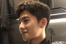 杨洋生图太绝了！帅的像人形立牌图片