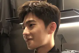 杨洋生图太绝了！帅的像人形立牌图片
