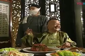 俩中堂皇上端茶递水伺候 和珅高兴起来还要拍皇上脑门图片