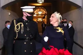 Gaga罕见亮相典礼！穿高定礼服出尽风头，男友接送太让人羡慕图片
