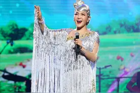 36岁乌兰图雅好撩人，穿流苏迷你裙秀身材，中年还保持少女曲线图片