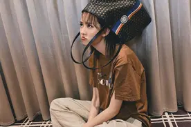 乔欣也太可爱了吧，焦糖动物印花T恤，将包包顶在头上嘟嘴卖萌图片