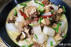 秋季正是白萝卜上市的季节，鲜嫩多汁，拿来烧鸭肉，香甜可口好吃图片