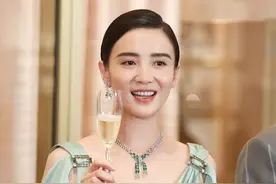 宋佳还真是挺淡定的，手握酒杯一点也不慌，妥妥地“上流人士”图片