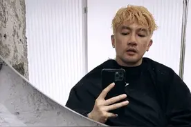 47岁苏有朋罕晒正脸照，面色蜡黄留一圈胡渣，金色湿发过于抢镜图片