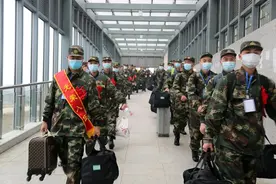 火箭军某部新兵入营享受“一站式”服务图片