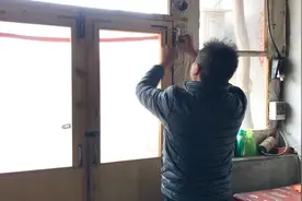 家里大门关不紧，农村小伙淘了个闭门器，不到二十元解决问题视频封面
