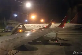 成都机场太忙 深航客机盘旋多时无法降落 半夜燃油不足降落绵阳加油图片