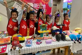 2小时卖6000元！长宁小孩“摆地摊”生意火爆，真相感人~图片