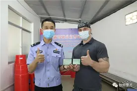 一天喜提摩托车驾照，钦州市公安局交警支队车管所的这些贴心服务让外国友人赞不绝口！图片