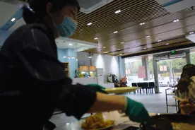 老板娘穿上围兜亲自端菜的餐厅一定是很“可怕”的图片