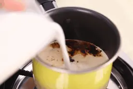 你手里的香芋味奶茶，可能是紫薯做的图片