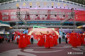 老年体协魅力亮相 健身交谊舞点亮石门夏夜图片